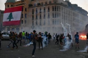 Протестующие штурмуют парламента Ливана