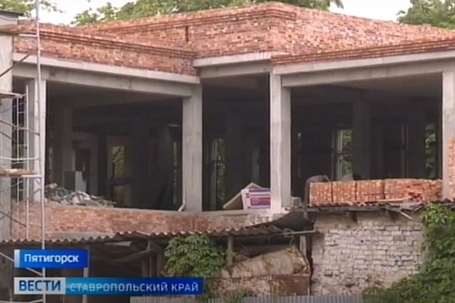В Пятигорске подрядчик рискует сорвать сроки ремонта столетней гимназии