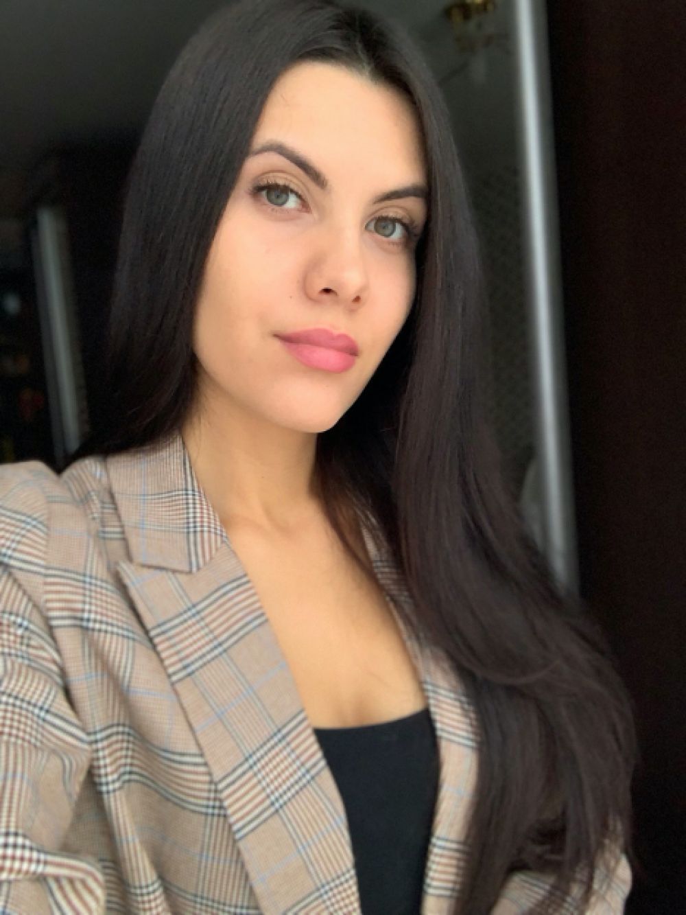 Столярова Вероника Олеговна, 23 года, 175 см. Образование: высшее, СПБГУАП. Должность: офис-менеджер компании «Стрелой». Хобби: живопись, кинематография.