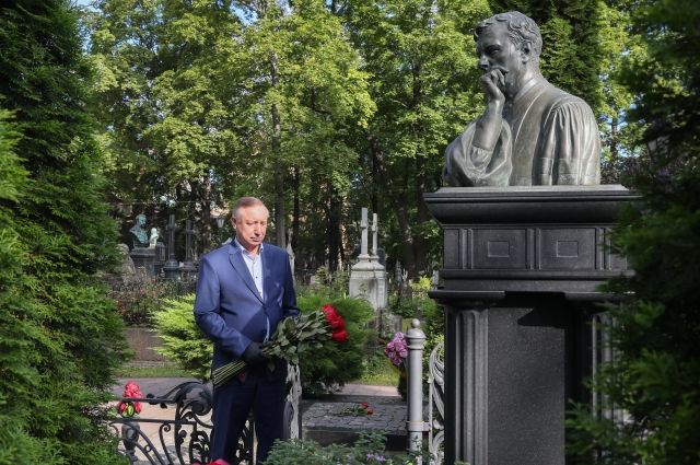 Беглов посетил Никольское кладбище в день рождения Анатолия Собчака