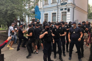 Акция протеста в Киеве под посольством Беларуси: задержан активист