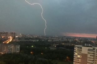 Из-за грозы в Тюмени загорелся частный дом