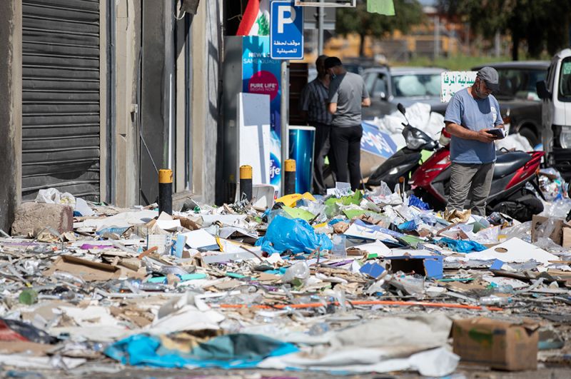 Жители убирают мусор с улиц после взрыва.