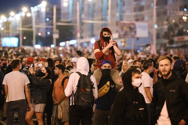 Участники акции протеста в Минске после президентских выборов.