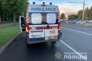В Харькове легковой автомобиль врезался в «скорую»: пострадал один человек