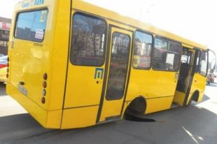 В Киеве у маршрутки отпали колеса