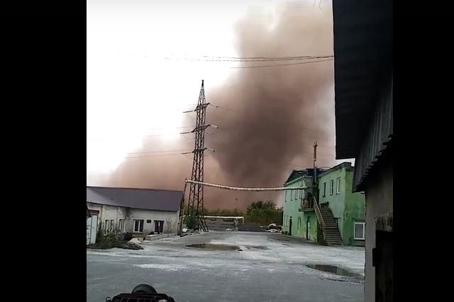 Власти назвали причину коричневого облака пыли в Коркино