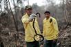Член пожарной бригады Бразильского института окружающей среды и возобновляемых природных ресурсов (IBAMA) держит в руках сгоревшую змею.