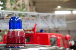 Ночью в Оренбурге 13 пожарных тушили горящую двухэтажку на Калининградской.