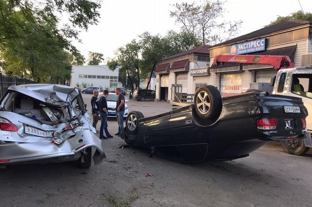 В Хабаровске пьяный водитель пролетел над дорогой и приземлился на крышу