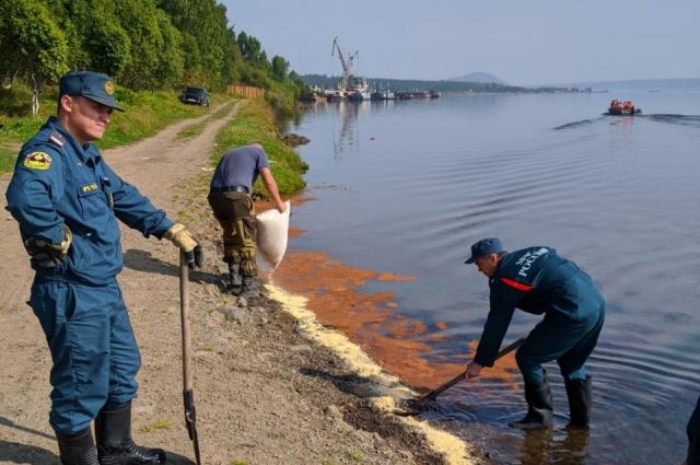 Нефтяное пятно обнаружили в акватории реки Ангары в Усть-Илимске