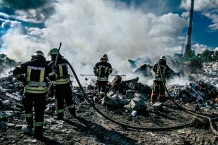 В Киеве произошел пожар на мусорной свалке
