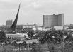 Вид на гостиницу «Космос» и монумент «Покорителям космоса». 1979