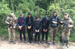В Черновицкой области пограничники задержали нелегалов из Алжира