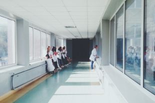 Решить вопрос нехватки специалистов на Кубани удаётся за счёт программы «Земский врач» и «Земский учитель».