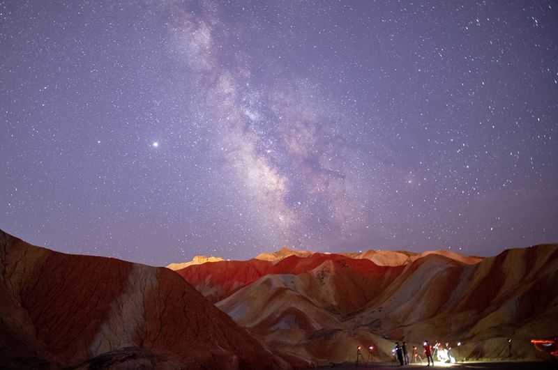 Метеорный поток Персеиды в национальном парке Данься, Китай.