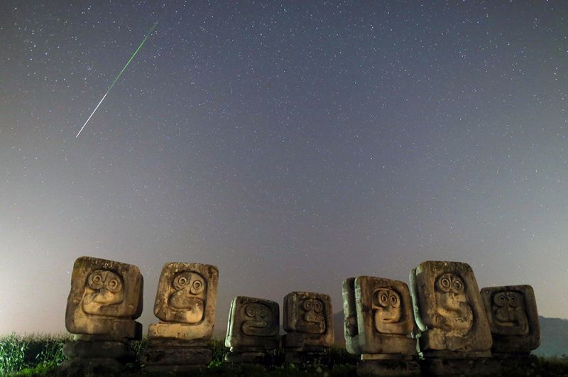 Персеиды в ночном небе над Некрополем жертв фашизма в местечке Нови-Травник в Боснии и Герцеговине.