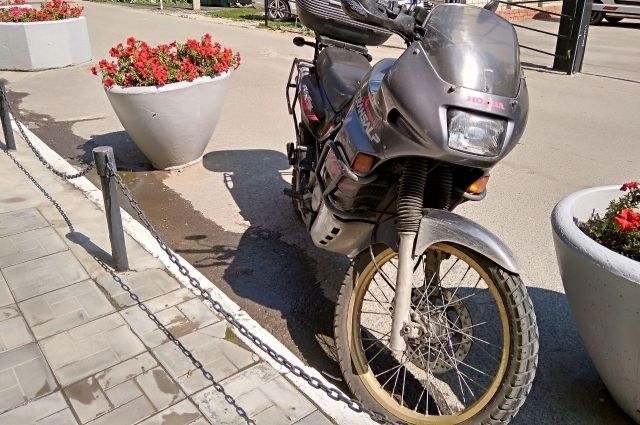 На улице Ялтинской мотоциклист сбил женщину