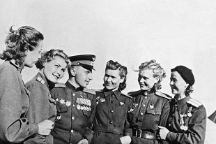Дважды Герой Советского Союза, командир эскадрильи штурмового полка Леонид Беда среди летчиц бомбардировочной авиации.