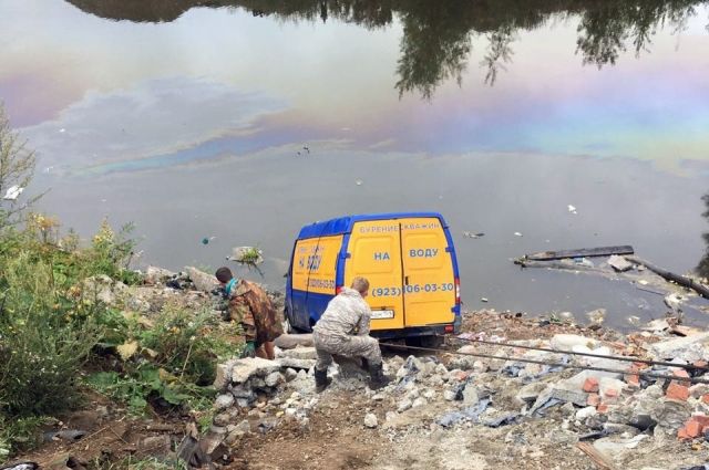 В Новосибирске фургон упал в водоём