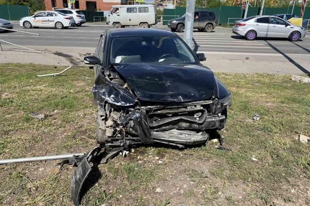 В Самаре после ДТП с «Ладой» Volvo S40 пробил ограждение и вылетел на газон