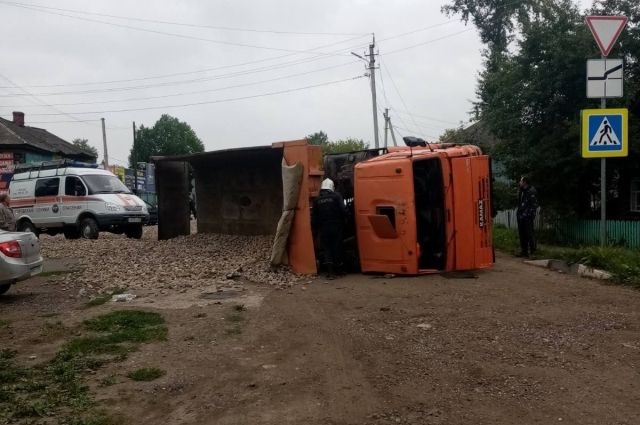 В Кунгуре опрокинулся грузовик с щебнем
