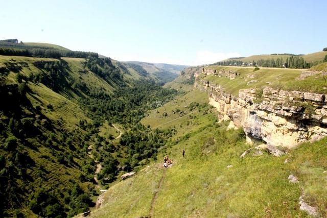 В Кисловодске туристы-экстремалы прыгают в ущелье со скалы