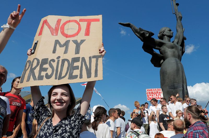 Участники оппозиционного митинга на площади Независимости в Минске.