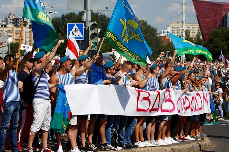Участники оппозиционного митинга на площади Независимости в Минске.