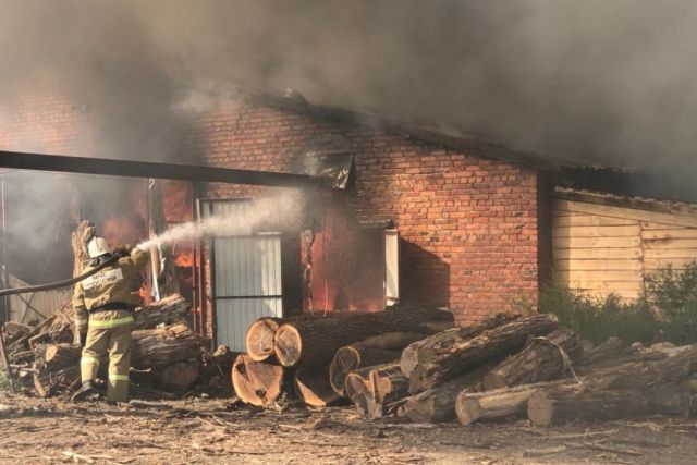 На Кубани произошел крупный пожар в цеху по обработке древесины