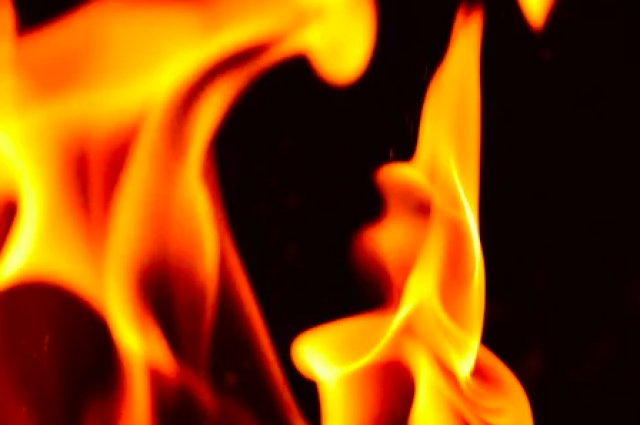На Кубани спасатели потушили пожар в цеху по обработке древесины