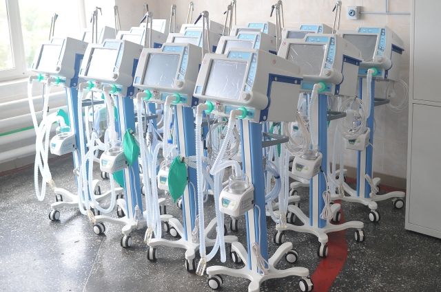 В больницы Омской области привезли 153 аппарата ИВЛ