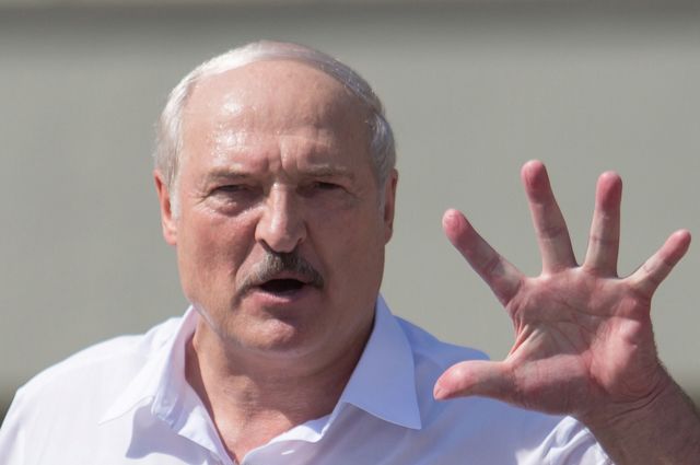 Александр Лукашенко на митинге в Минске: «Кругом посмотрите: танки, самолёты на взлёте в 15 минутах от наших границ! Натовские войска лязгают гусеницами у наших ворот! Идёт наращивание военной мощи у западных границ».