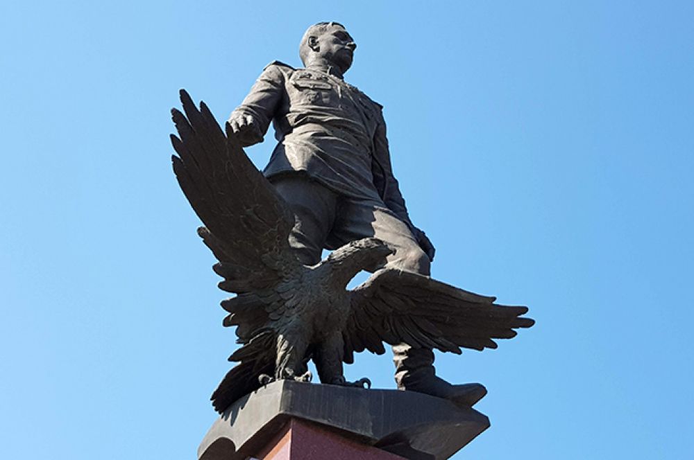 Конечно, помнит город и о героях. Этот памятник посвящен трижды Герою Советского Союза маршалу авиации А. И. Покрышкину. И хочется верить, что каждый житель помнит, где находится и этот, и многие другие памятники города.