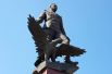 Конечно, помнит город и о героях. Этот памятник посвящен трижды Герою Советского Союза маршалу авиации А. И. Покрышкину. И хочется верить, что каждый житель помнит, где находится и этот, и многие другие памятники города. 