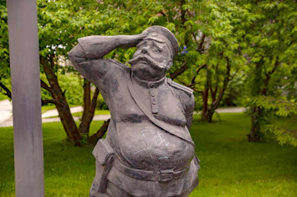 А это - памятник светофору в Новосибирске. А чтобы вы точно вспомнили, где он находится, даём подсказку: именно в этом месте в 1936 году был установлен один из первых светофоров города.