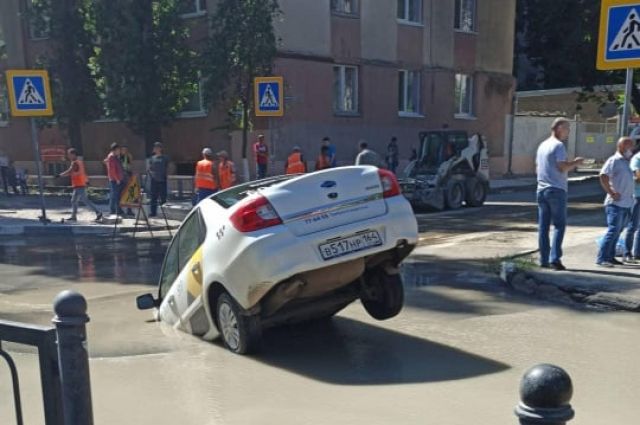 На Рахова после грузовика в дорожную яму провалился таксист