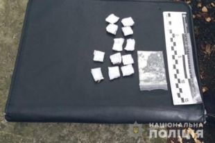 В Киеве правоохранители задержали мужчину с расфасованными наркотиками