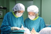 Врачи в Тюмени без единого разреза прооперировали пациента с раком гортани
