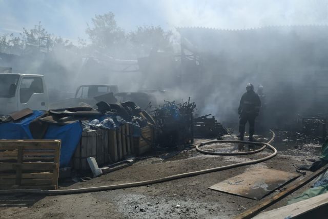 Крупный пожар в автосервисе Хабаровска почти потушен