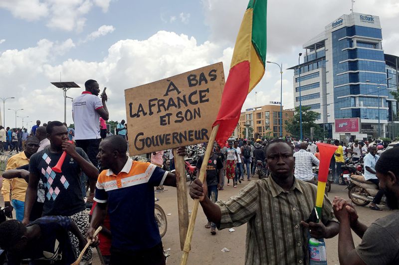 Участники митинга в поддержку военного мятежа в столице Мали Бамако.