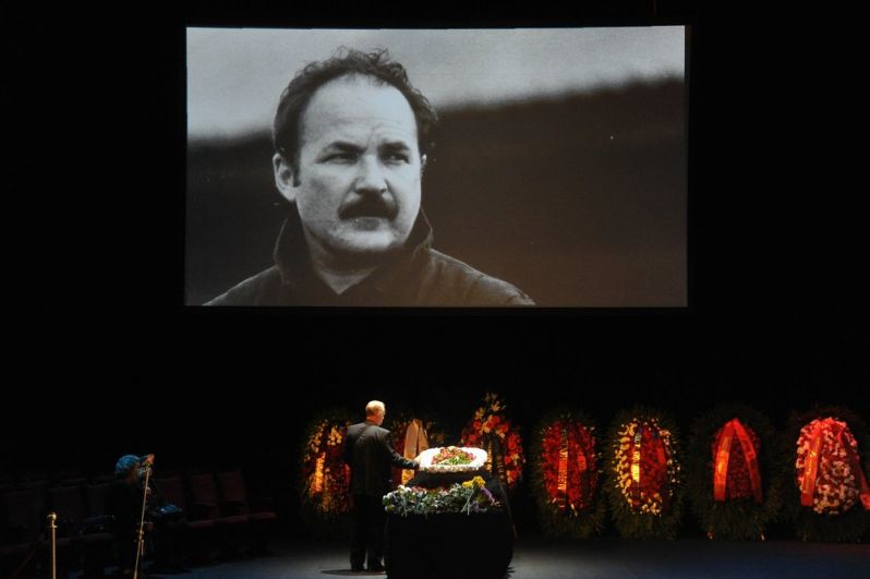 Гроб с телом Губенко установлен на сцене в окружении венков и цветов. 