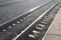 В Оренбуржье 13-летний ребенок получил удар током мощностью в 27 тыс. вольт, играя на железной дороге.