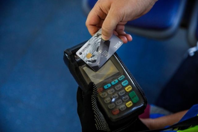 Сбербанк представил систему безналичной оплаты в троллейбусах Махачкалы