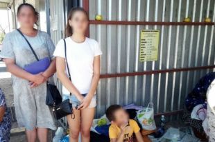 Женщина с двумя детьми жила на КПВВ: дончанку привлекли к ответственности
