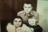 После 9 класса Василий Аксёнов поехал к маме в Магадан. На фото: Евгения Гинзбург, Василий Аксёнов и Тоня Аксёнова. Магадан, 1950-1951 гг.
