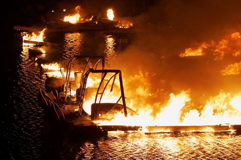 Лодки, охваченные пламенем, в доке возле курорта Markley Cove в Напе.