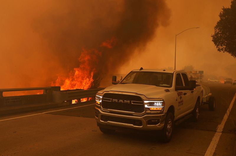 Межштатная автомагистраль 80 в Фэрфилде к юго-западу от Сакраменто, перекрытая из-за пожара.