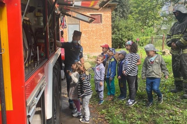 Сотрудники МЧС провели урок для воспитанников Щекинского детского сада