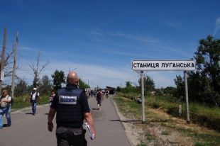 Ограничения въезда: в ОРЛО перевозчики бросают людей без помощи у блокпоста
